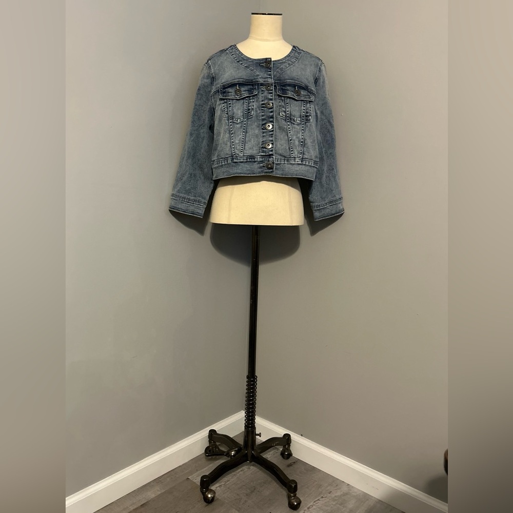 Torrid cropped, light wash, jean jacket size 0 (size 12 per conversion chart)